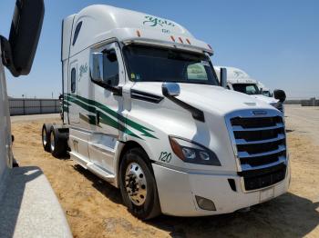  Salvage Freightliner Cascadia 1