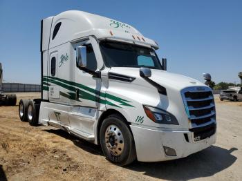  Salvage Freightliner Cascadia 1