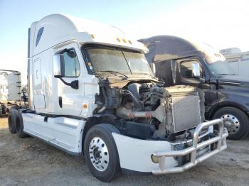  Salvage Freightliner Cascadia 1