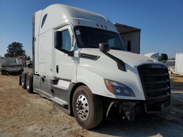  Salvage Freightliner Cascadia 1