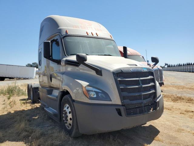  Salvage Freightliner Cascadia 1