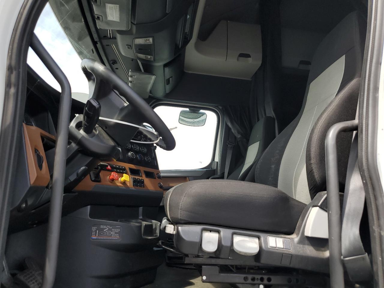 Freightliner Cascadia 1 Image 8