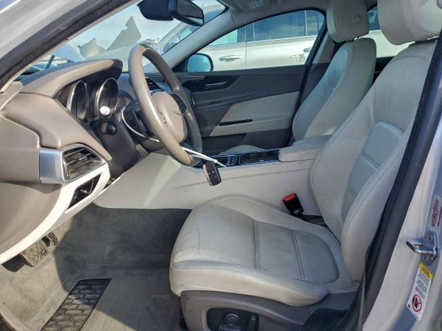 Jaguar XE Prestige Image 12