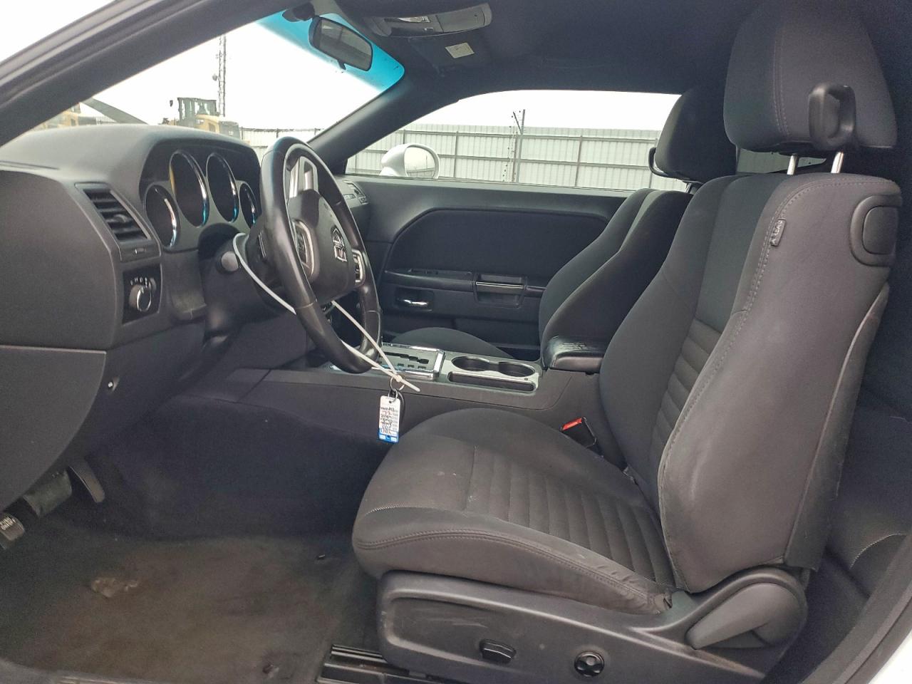 Dodge Challenger Sxt Image 8