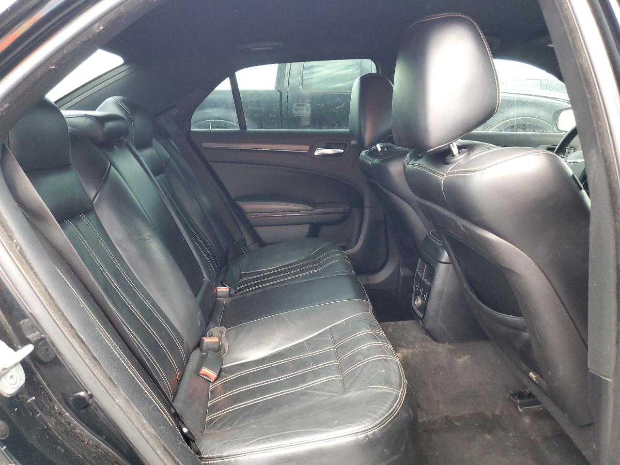 Chrysler 300 S Image 9