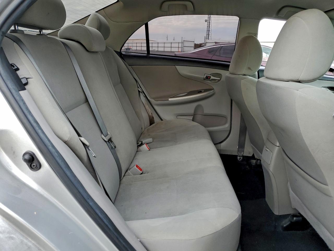 Toyota Corolla Base Image 8