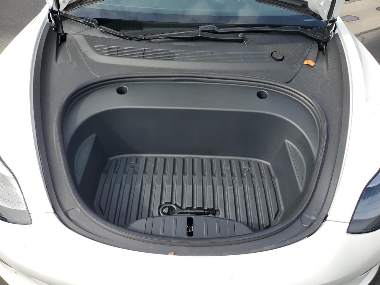 Tesla Model 3 Image 9