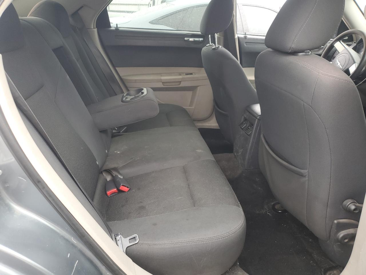 Chrysler 300 Image 8