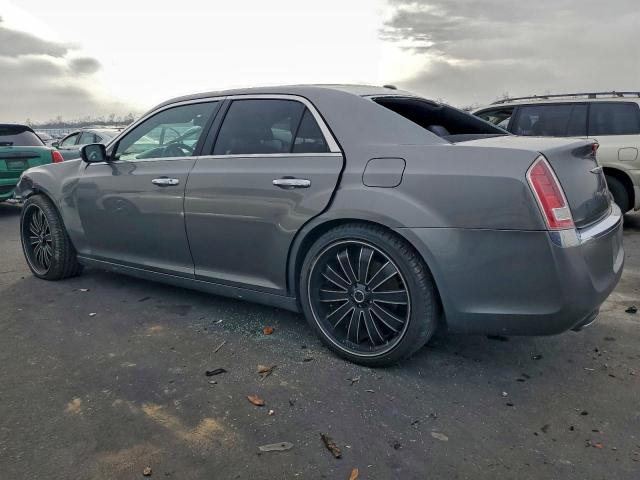Chrysler 300 Limited Image 3