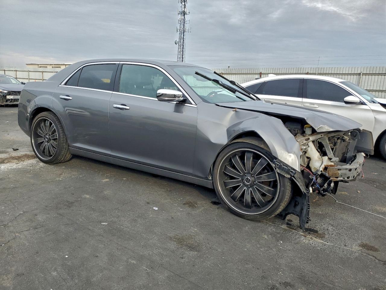 Chrysler 300 Limited Image 13