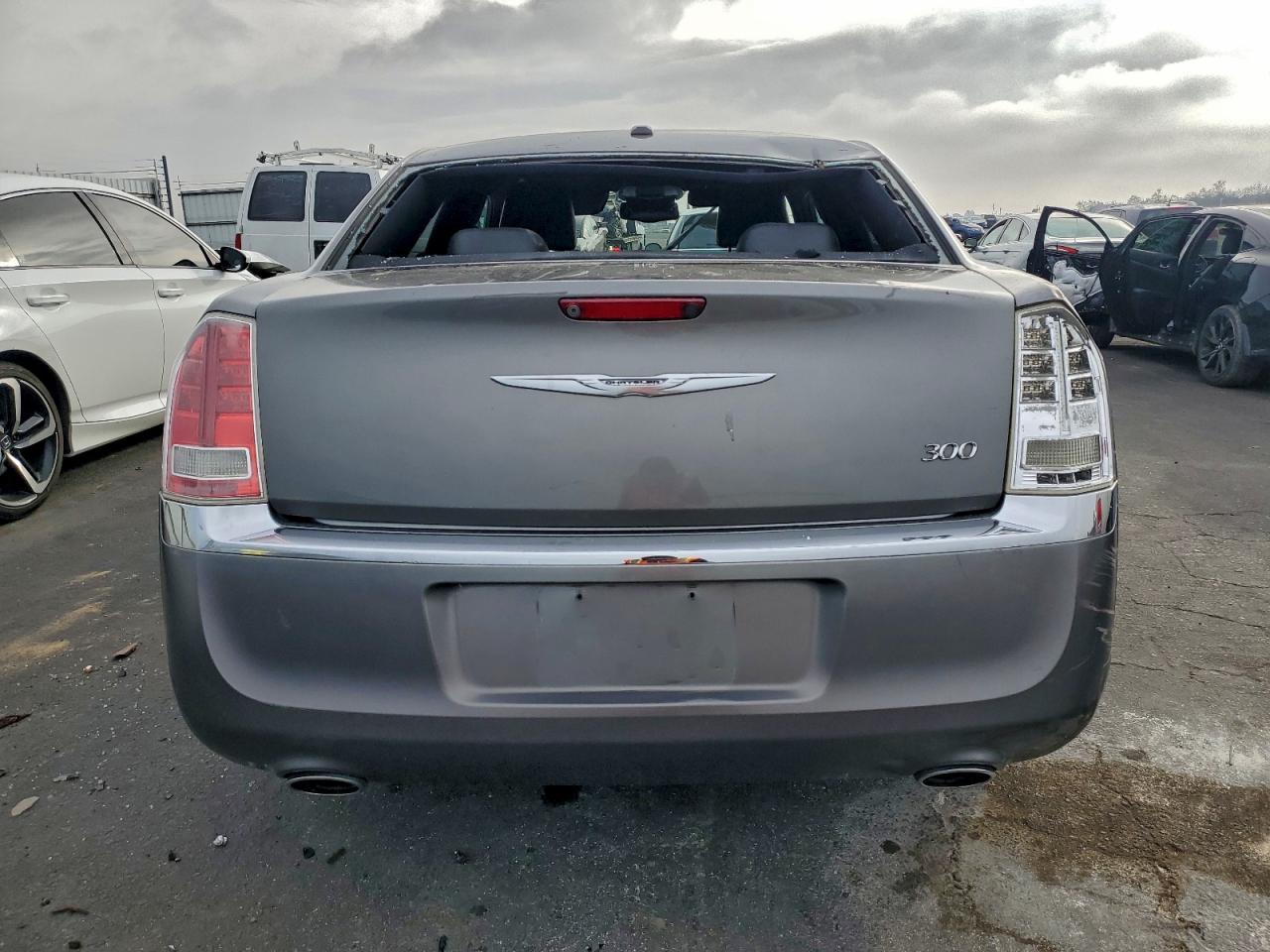 Chrysler 300 Limited Image 6