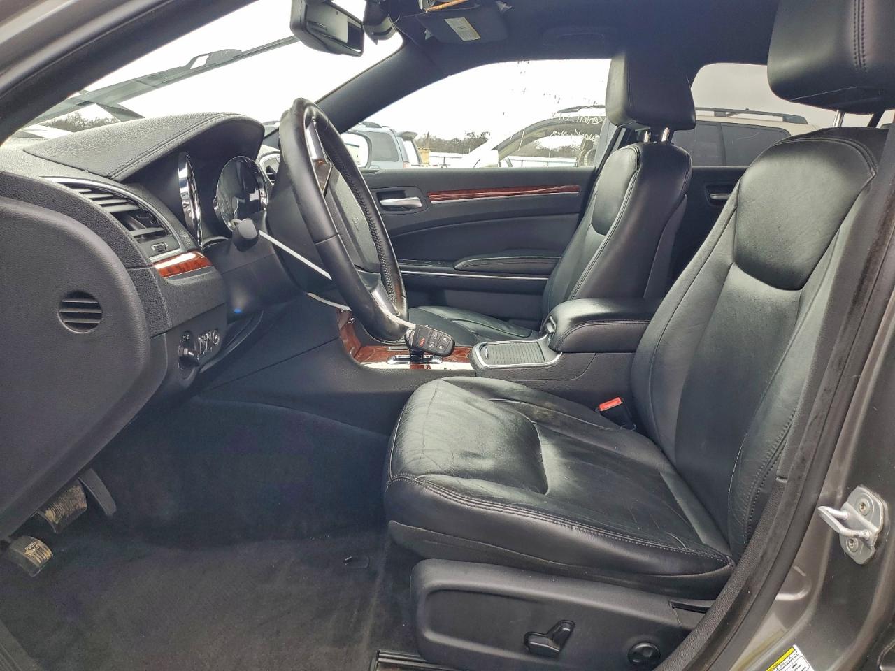 Chrysler 300 Limited Image 4