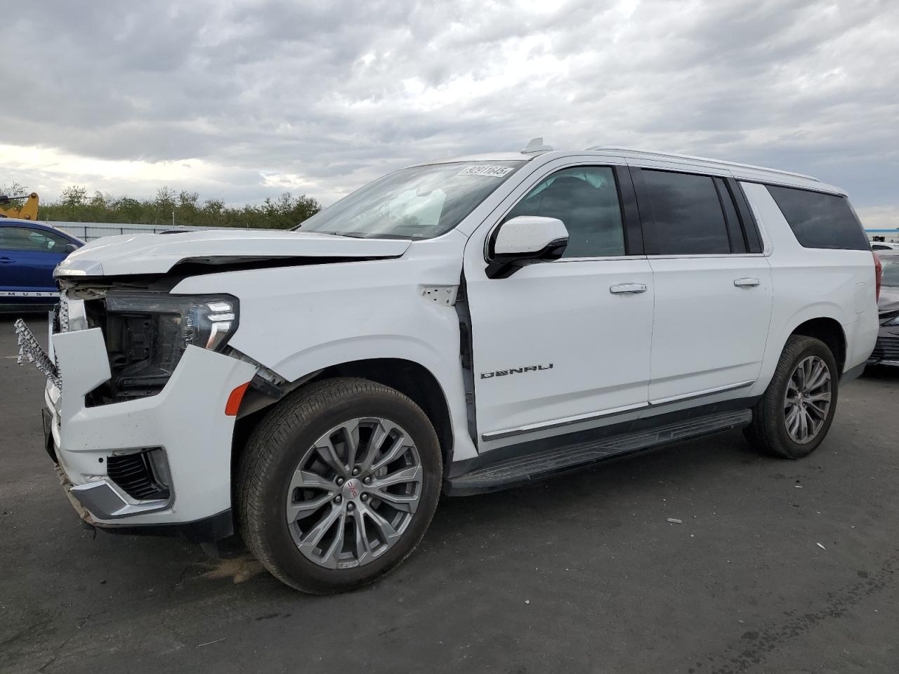 GMC Yukon Denali Image 1