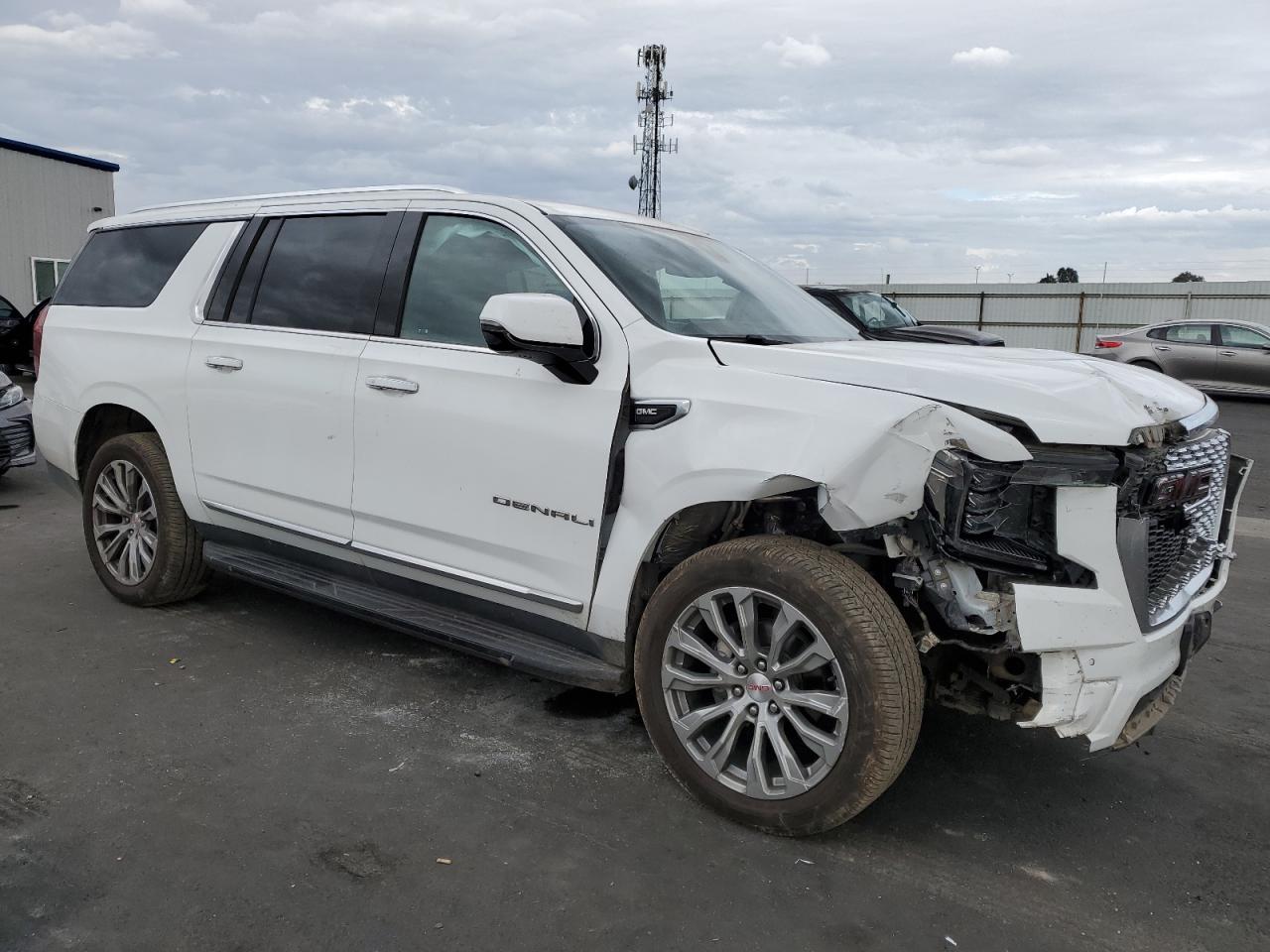 GMC Yukon Denali Image 4