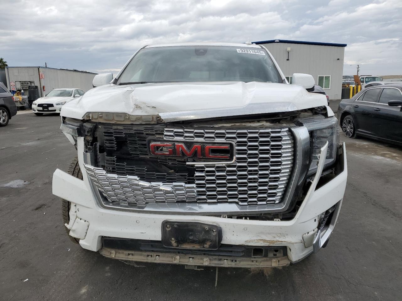 GMC Yukon Denali Image 8