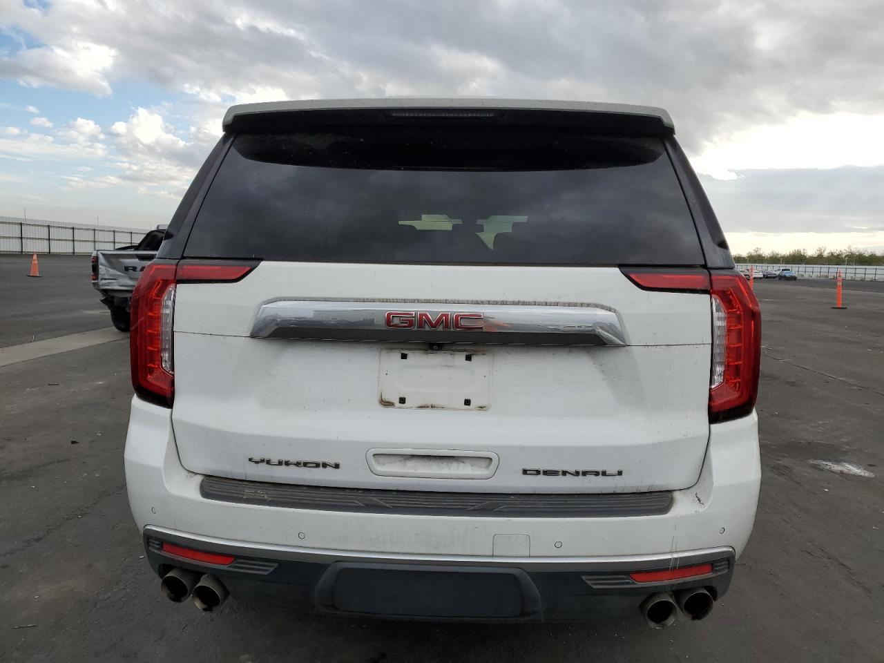 GMC Yukon Denali Image 11