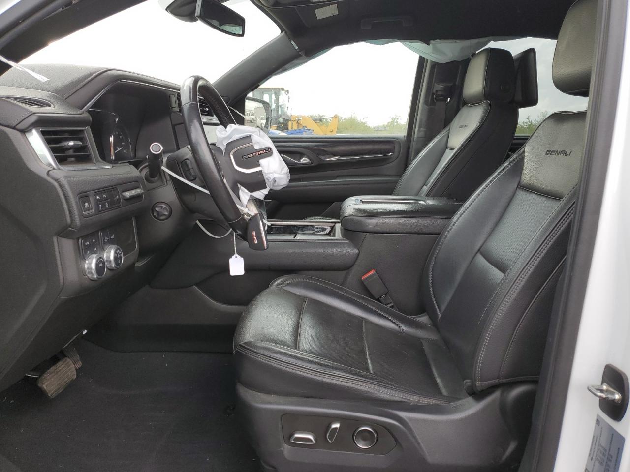 GMC Yukon Denali Image 6