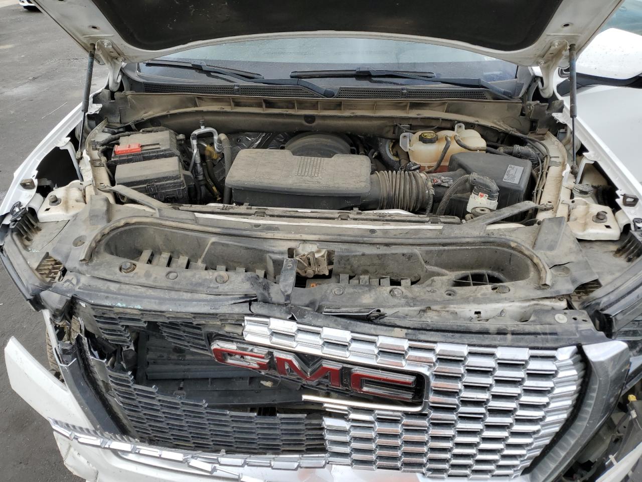 GMC Yukon Denali Image 7