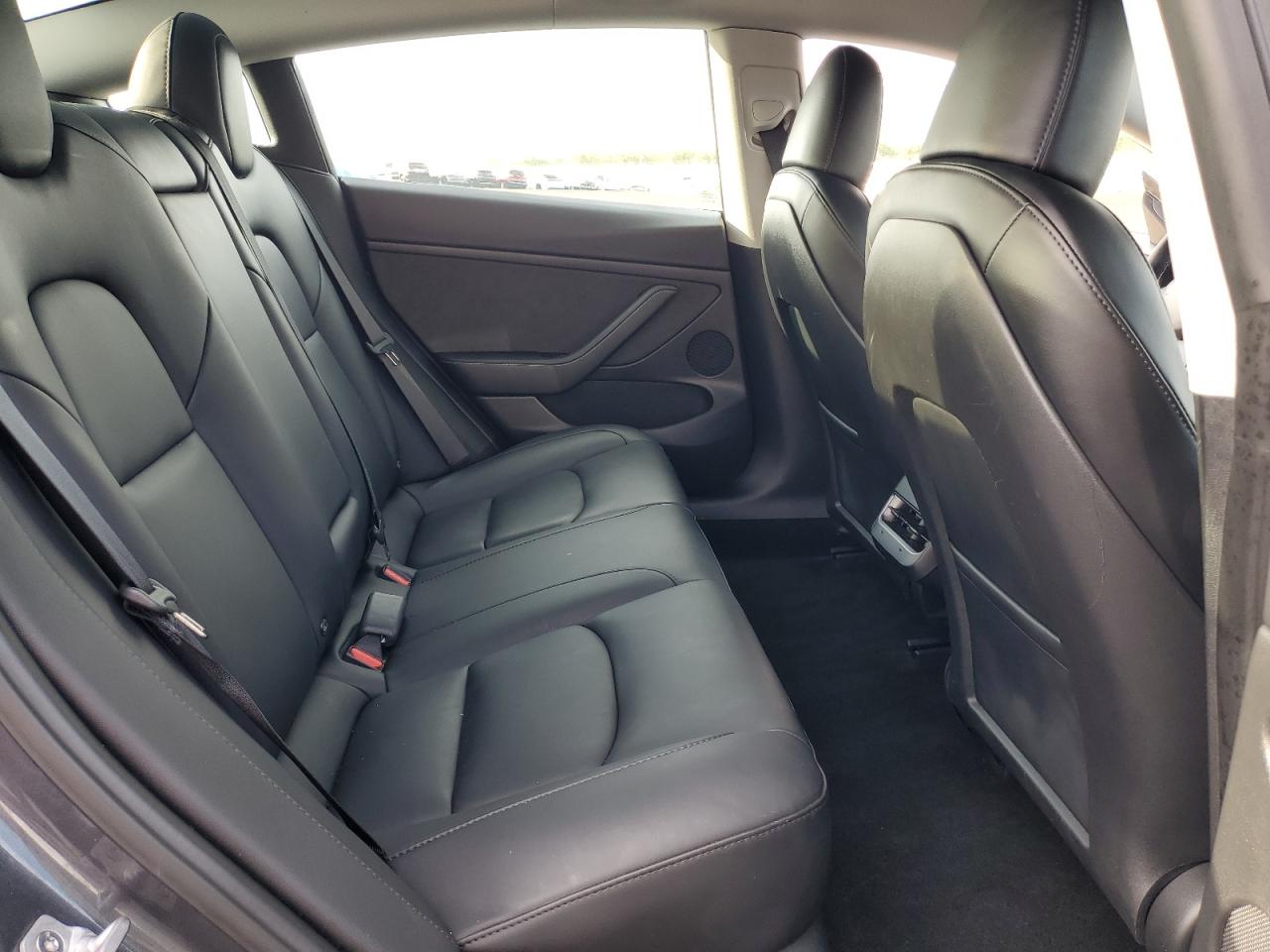 Tesla Model 3 Image 11