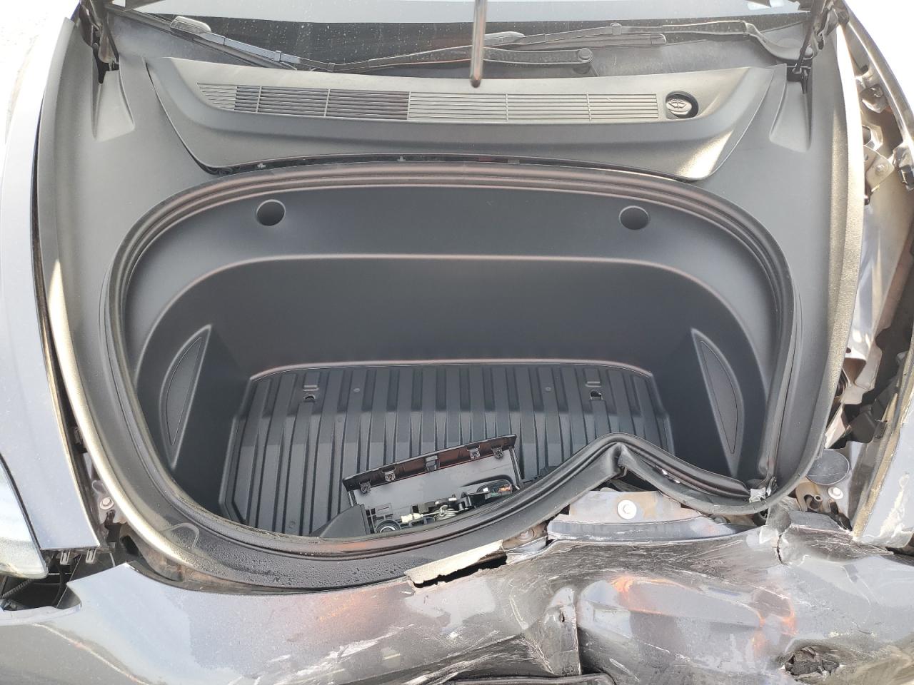 Tesla Model 3 Image 8