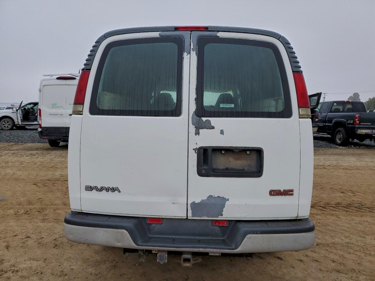 GMC Savana G3500 Image 13
