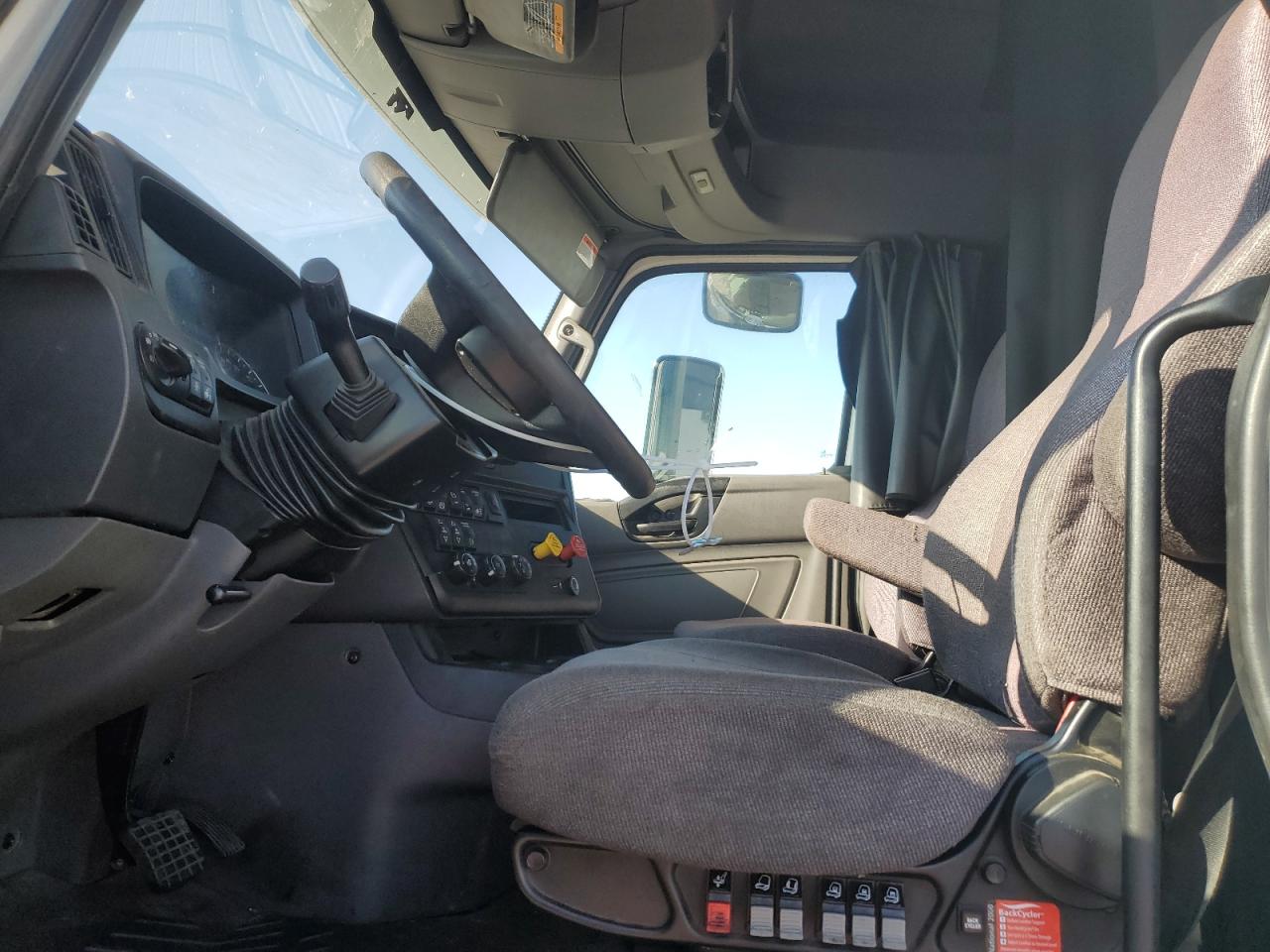 International Lt625 Image 3