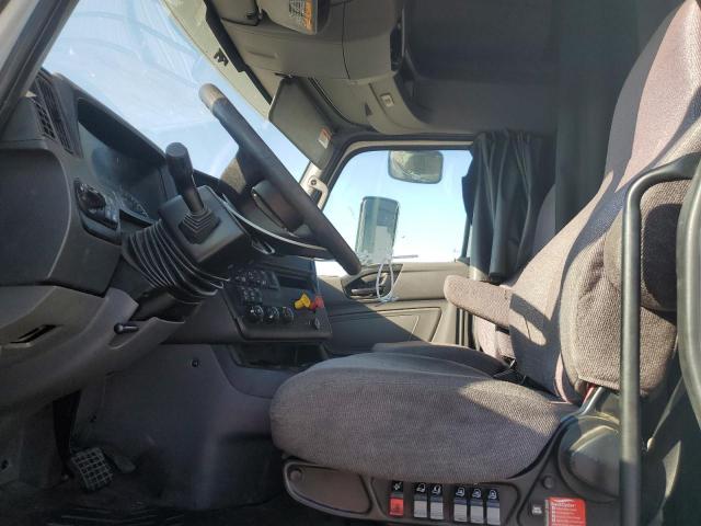 International Lt625 Image 3